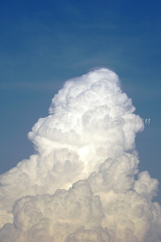 云看起来像原子弹