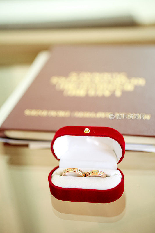 结婚戒指和结婚证书