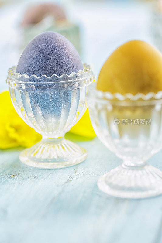 彩色复活节彩蛋在装饰蛋杯