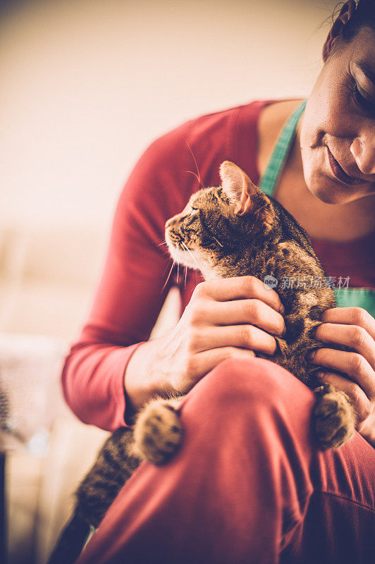 白人女人在家里爱抚猫，拷贝空间