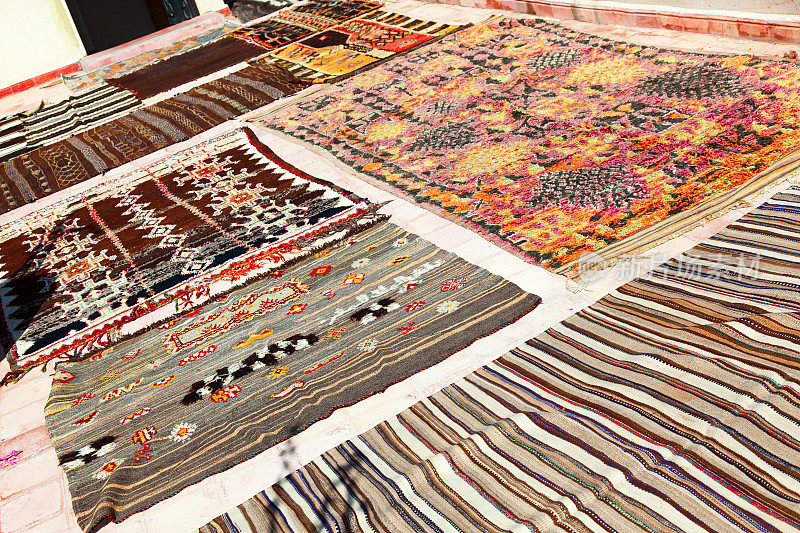 在马拉喀什市场展出的地毯和地毯。摩洛哥。