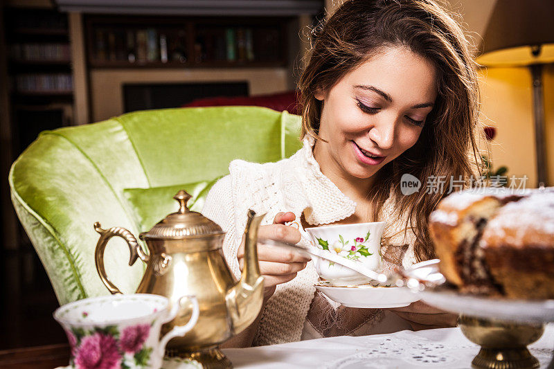 年轻女子正在家里喝茶