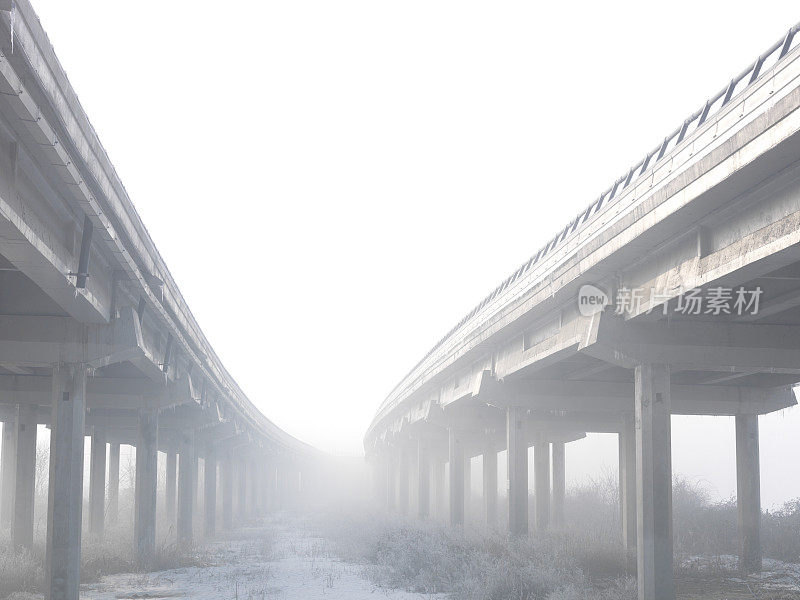 在多雾的冬天，弯曲的分隔公路