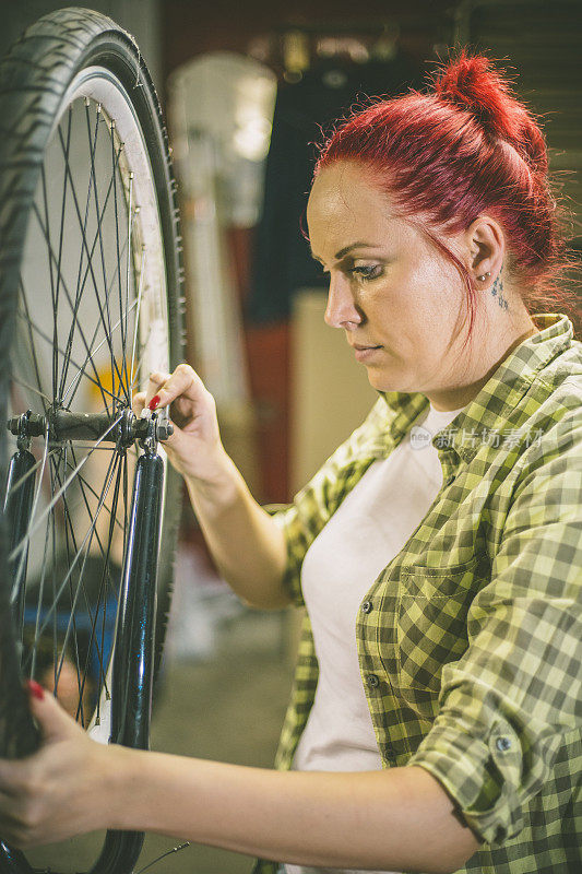 自行车修理工在车间里修理自行车
