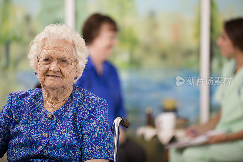老年妇女病人的前景。护士的女儿。养老院。