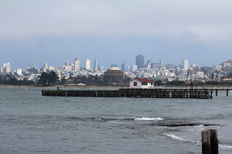 旧金山天际线和码头
