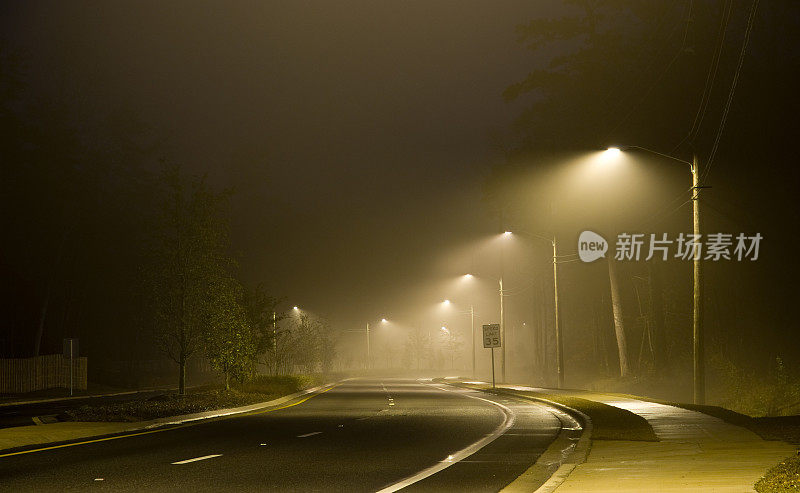 夜晚有路灯的雾霭大道