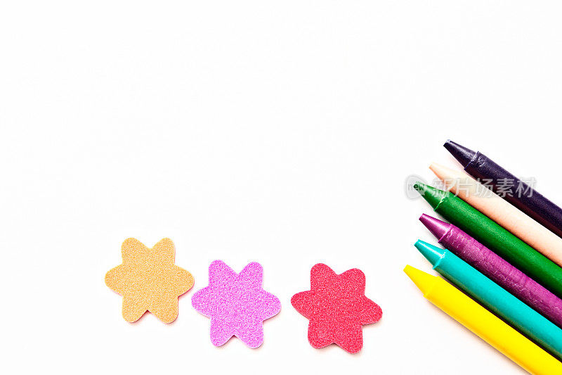 明亮的蜡笔和星星形状准备上美术课