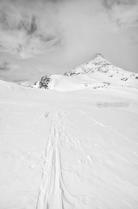 通往Jotunheimen山顶的越野滑雪道