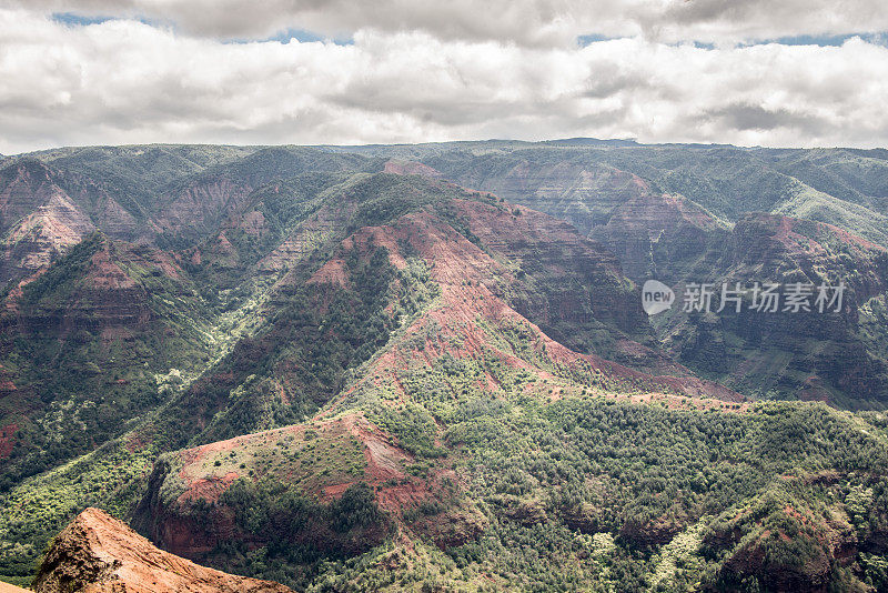 考艾岛威美亚峡谷的山峰