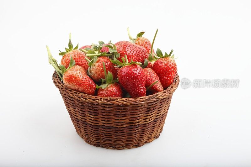 装满成熟草莓的篮子