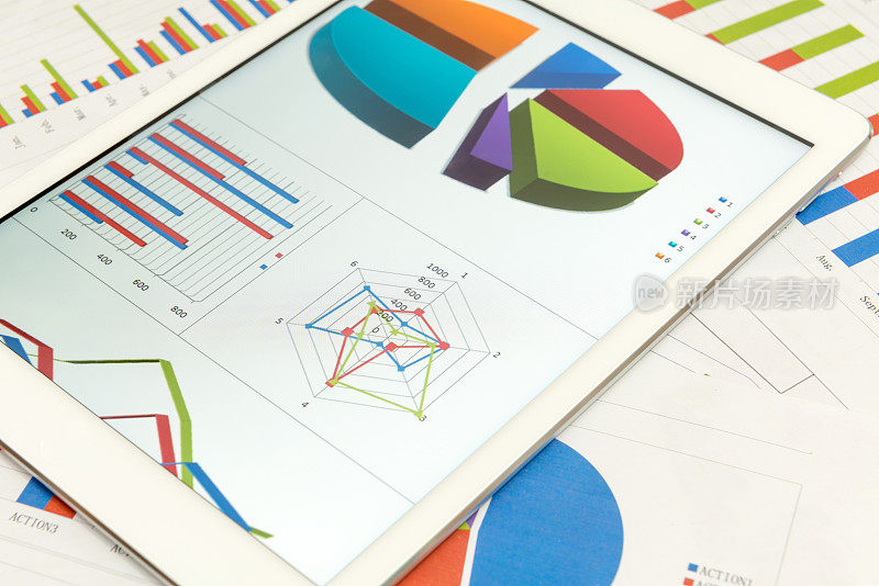 用平板电脑把财务图表放在桌上