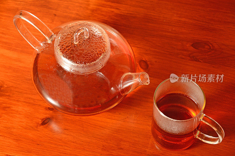 桌上有玻璃茶壶和茶杯