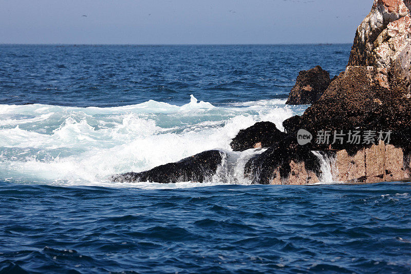 太平洋海浪冲击着秘鲁的巴列斯塔斯群岛