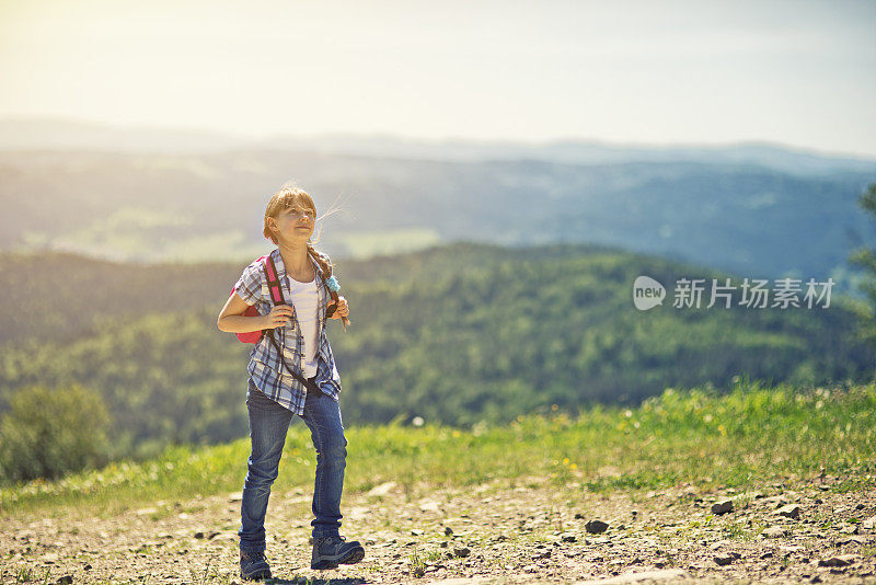 小女孩在山里徒步旅行