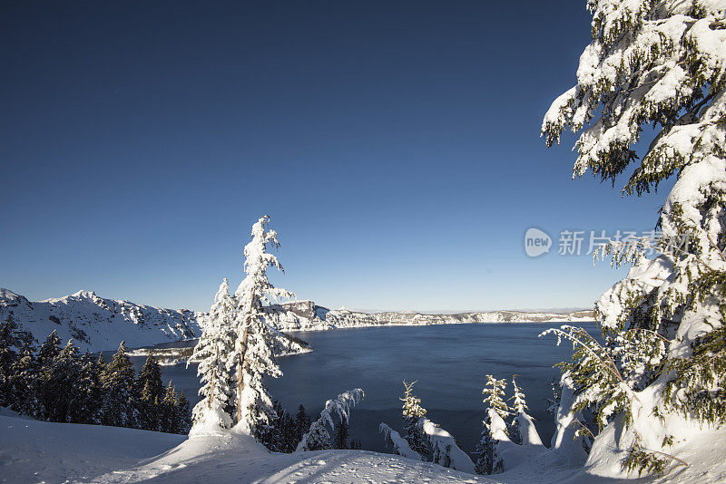 火山口湖的冬季景象