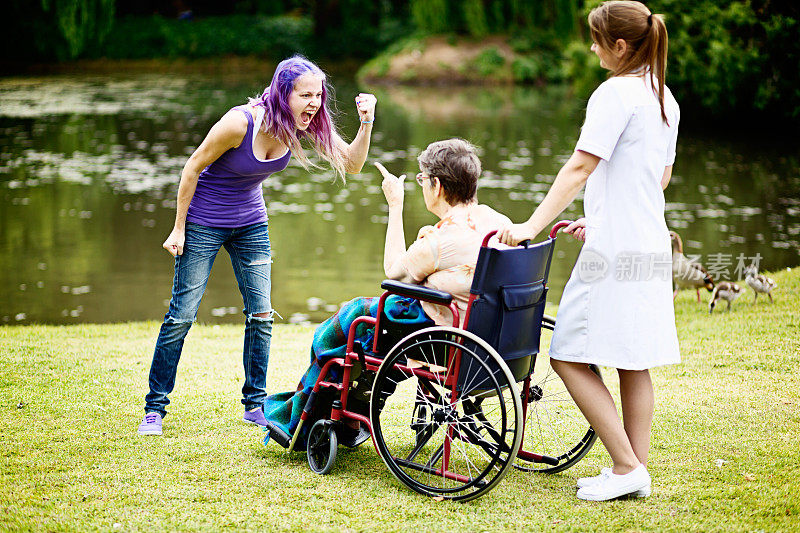 代沟的误解!青少年和坐轮椅的老奶奶之间的愤怒争吵