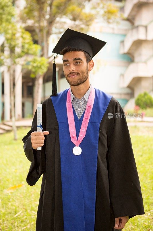 毕业男子展示他的文凭
