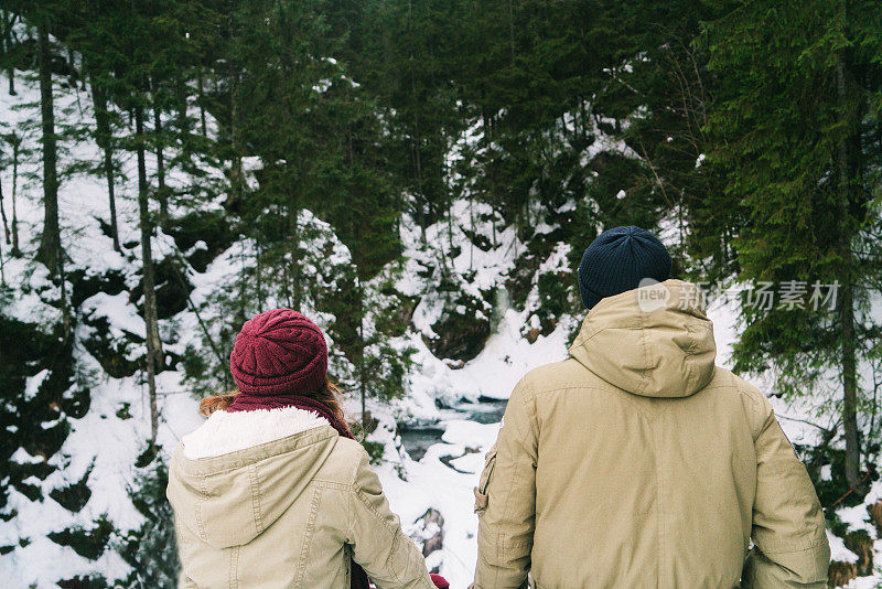 男人和女人在冬天的山林里行走