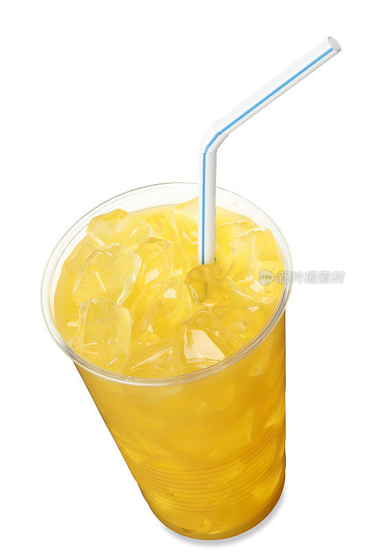 一杯加冰和吸管的橙汁