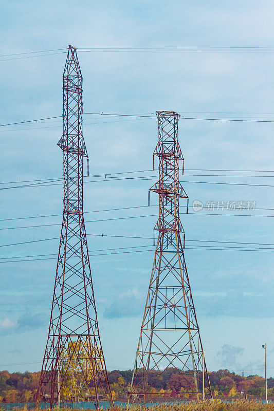 安大略电力线路上的塔在一个秋天的领域