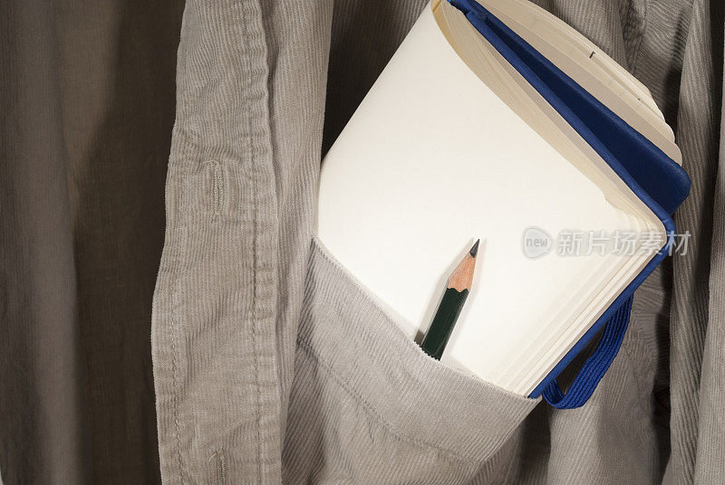 口袋里有笔记本和铅笔