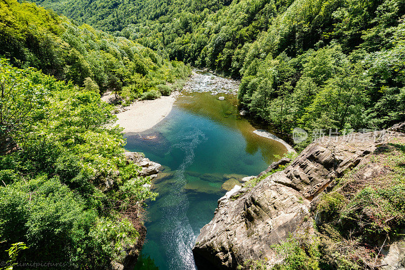 马焦雷湖的坎诺比奥山谷