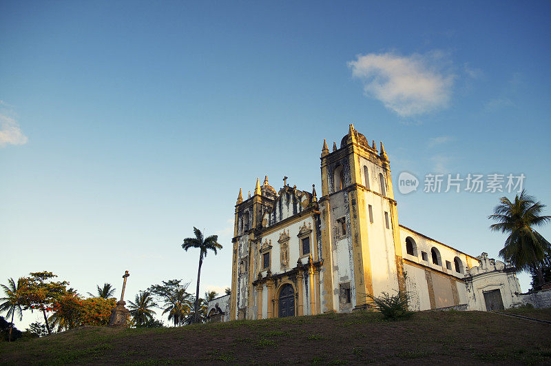 在巴西Olinda的殖民教堂在热带的阳光下发光