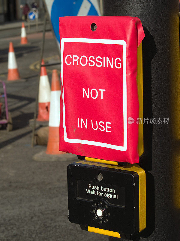 英国行人十字灯在道路工程期间不使用。