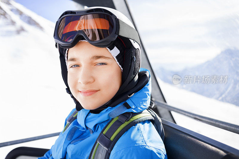 一个小男孩在滑雪小屋