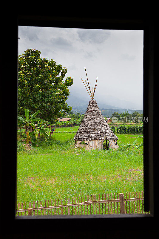 窗景帐篷农场。Pai泰国。忧郁的天空