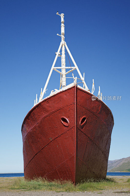 西峡湾一艘红色船只的残骸。冰岛。