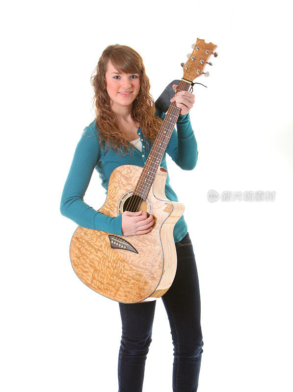少女拿着吉他