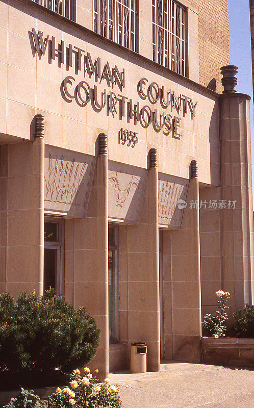 华盛顿科尔法克斯历史悠久的惠特曼县法院公共大楼入口