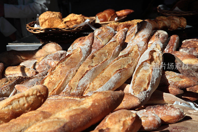 法国市场上的长棍面包