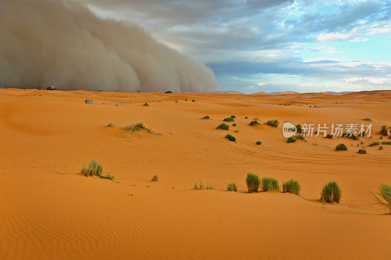 危险的沙尘暴接近Merzouga定居点，北非摩洛哥