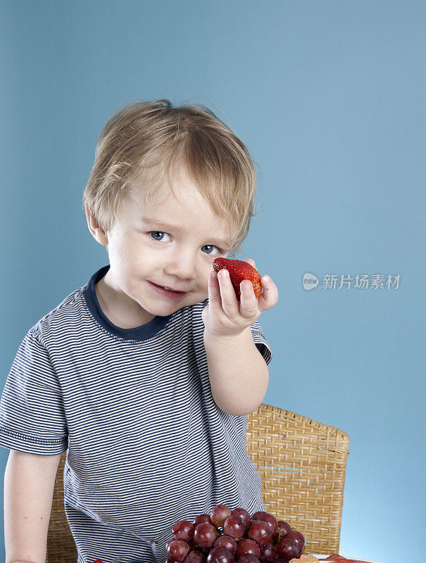 小孩拿着草莓