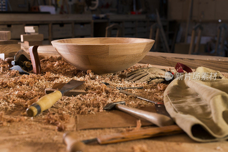 木制品。木匠在起作用。木制碗。凿子。