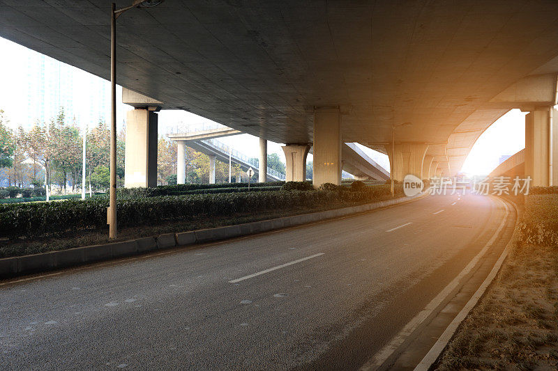 现代城市道路交叉口与交通