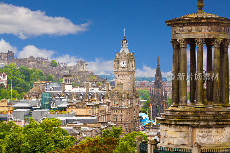 爱丁堡天际线与斯科特纪念碑和爱丁堡城堡，苏格兰，英国。