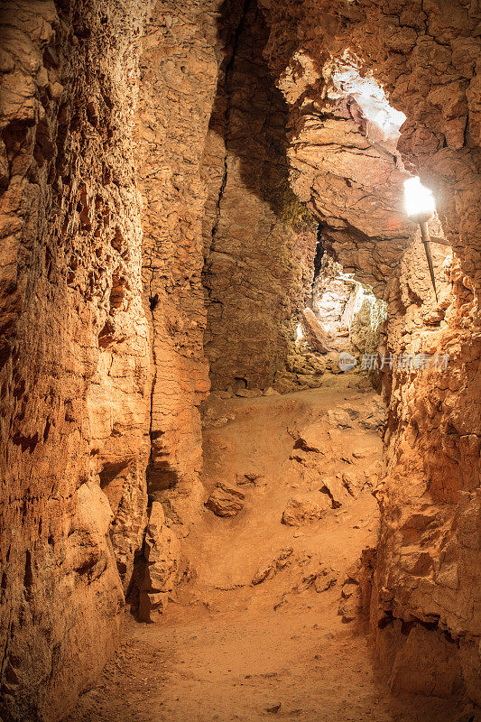 宏伟的自然侵蚀岩石迷宫狭窄通道在法国洞穴