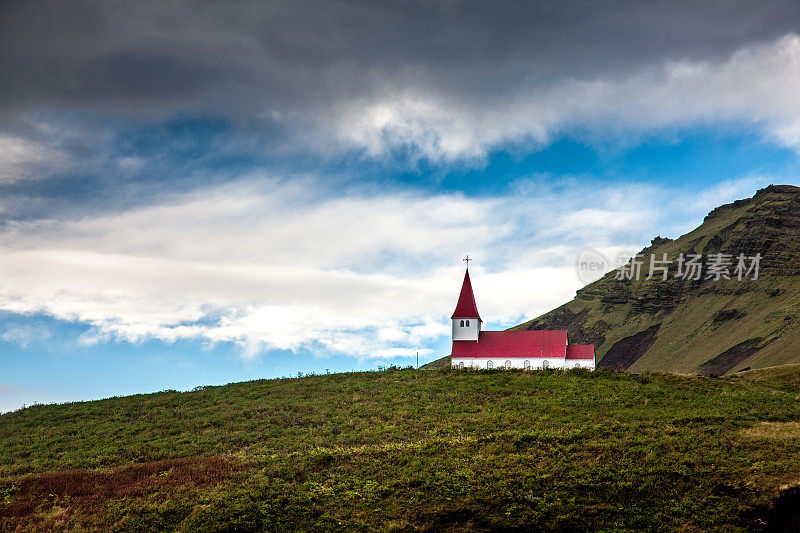 维克镇山顶上的冰岛教堂