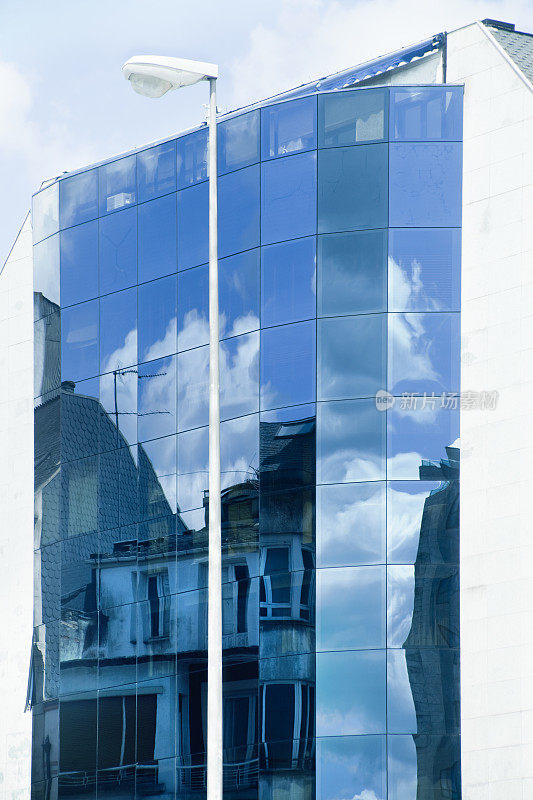 建筑反射在玻璃立面上的细节。