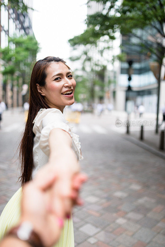 幸福日本女人在东京一起散步