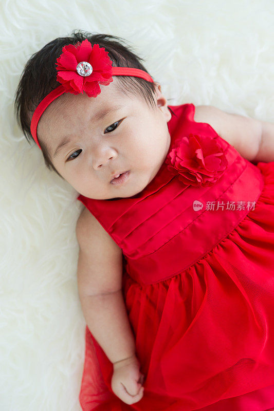 穿着红色裙子的亚洲女婴