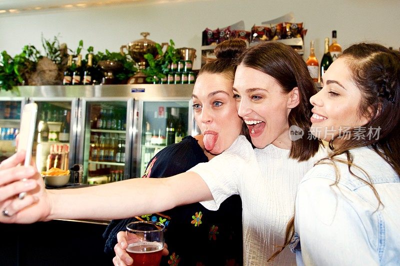 三个年轻女子在酒吧自拍