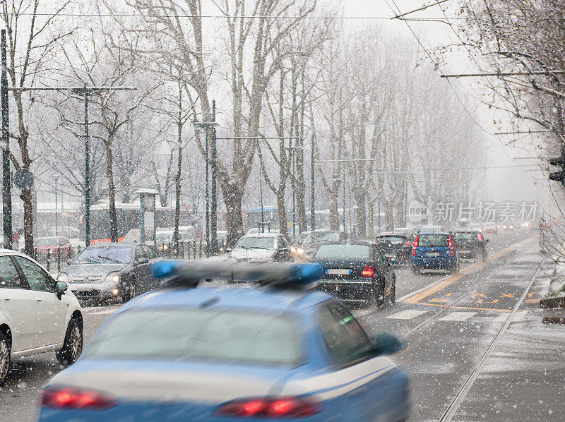 警车等车辆在雪下行驶