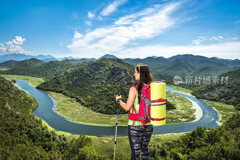 黑山里耶卡克诺耶维察的女徒步旅行者