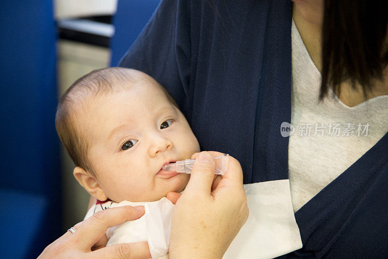 婴儿接受口服疫苗接种