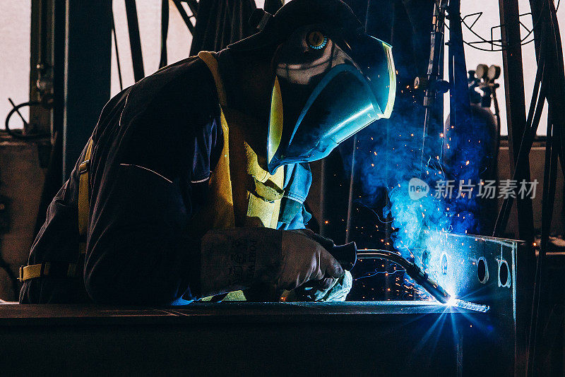 工业工人焊接钢